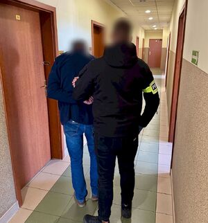 Policjant zatrzymuje mężczyznę.