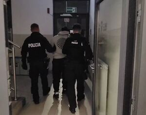 Policjanci prowadzą zatrzymanego.