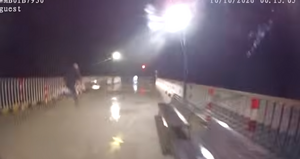 Policjant biegnie przez molo.
