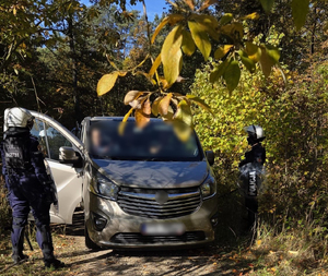 Przy busie policjanci i zatrzymani pseudokibice.