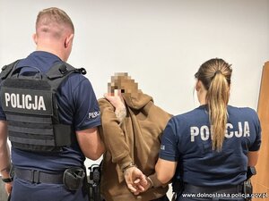 Policjanci prowadzą zatrzymanego.