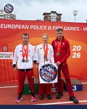 Dwaj zawodnicy i zawodniczka z medalami zawieszonymi na szyjach. Wspólnie trzymają kartkę  z logiem 100-lecia sportu w Policji.