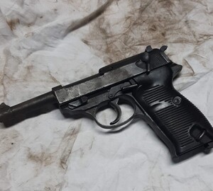 Zabezpieczony pistolet.