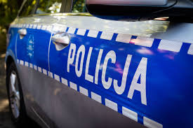 Bok policyjnego radiowozu z widocznym napisem Policja.