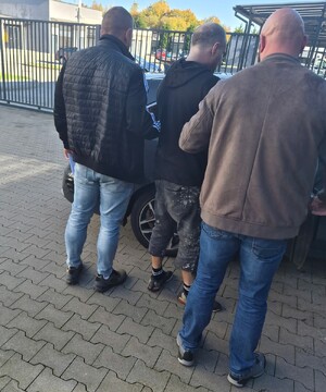 Policjanci w cywilu zatrzymują mężczyznę.