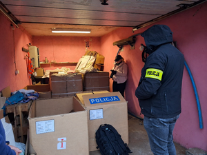 Policjanci zabezpieczają nielegalny towar.