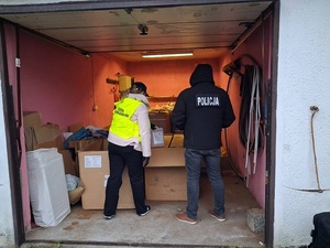 Policjanci zabezpieczają nielegalny alkohol etylowy.