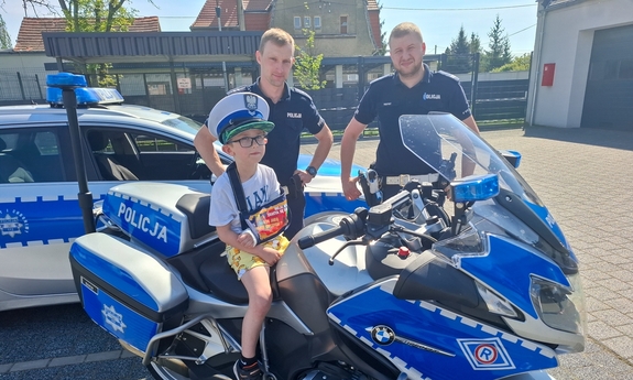 Groźny upadek z roweru. 6-letniemu chłopcu pomogli policjanci