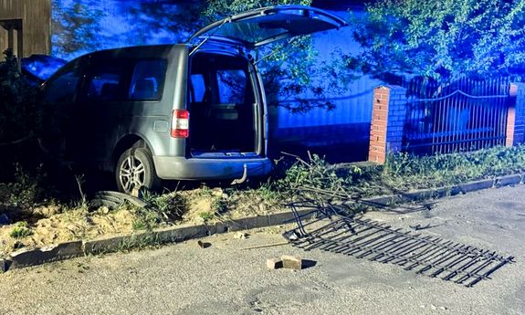 Pijany 64-latek wypadł z drogi i wjechał w budynek mieszkalny