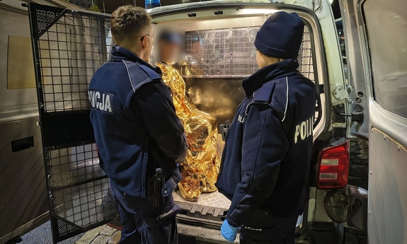 W krótkich spodenkach i boso w chłodną noc. Policjanci pomogli zdezorientowanemu seniorowi