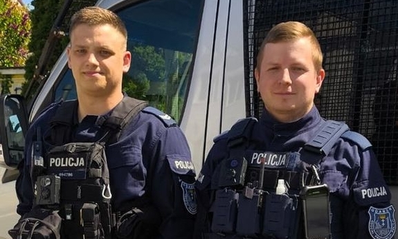 Na lotnisku 66-latek stracił przytomność i nie oddychał – na ratunek ruszyli policjanci z Oddziału Prewencji Policji