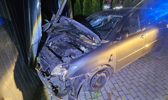 Z impetem wjechał w garaż, taranując ogrodzenie – kierowca z 2 promilami deportowany
