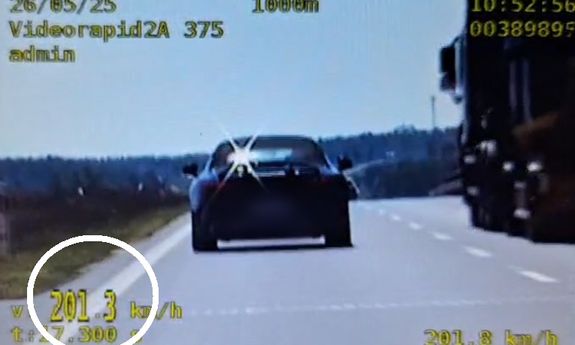 Jechał ponad 200km/h. Wpadł w oko policyjnego wideorejestratora