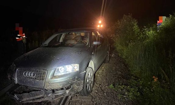 Nietrzeźwy kierujący wjechał na torowisko i porzucił auto. Tylko szybka reakcja maszynisty zapobiegła tragedii