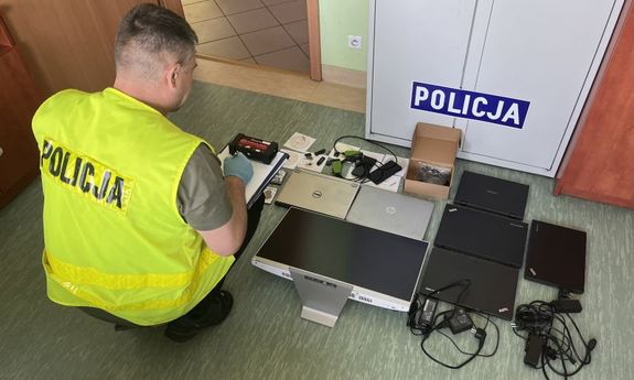 Na popularnym serwisie społecznościowym oferował laptopy z nielegalnym oprogramowaniem diagnostycznym - straty szacuje się na ponad 180 tys. zł