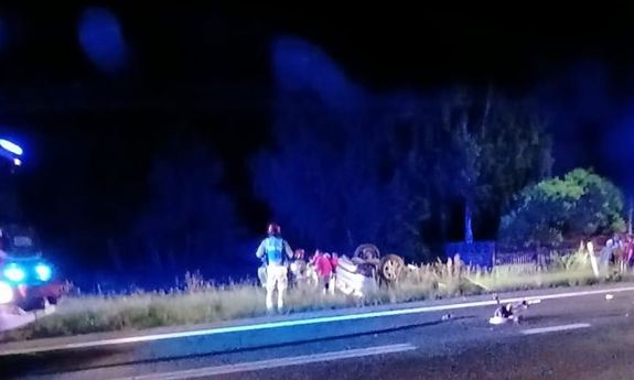 Policjant w drodze do służby pomógł poszkodowanym w wypadku drogowym