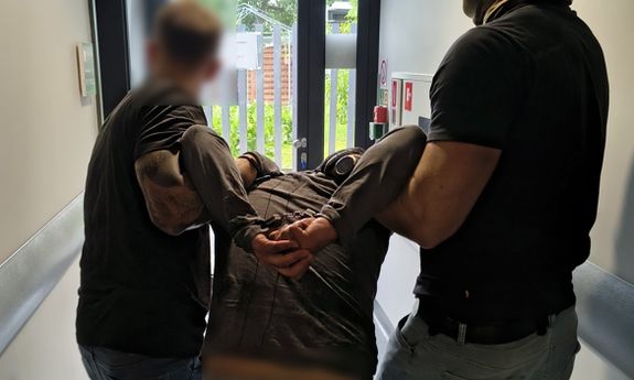 Próbowali okraść seniorkę wykorzystując tzw. legendę. Oszust został zatrzymany przez kryminalnych. Został tymczasowo aresztowany