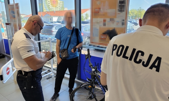 Policjant Oddziału Prewencji Policji w Radomiu oraz pracownik KWP ujęli sprawców kradzieży w radomskich marketach