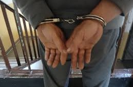 Rzucił w radiowóz butelką z łatwopalną cieczą - 3 miesiące aresztu dla młodego mężczyzny