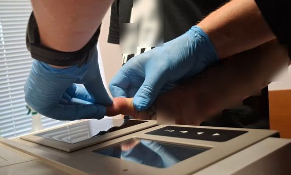 Odebrał od oszukanego seniora ponad 100 tysięcy złotych, trafił w ręce policjantów