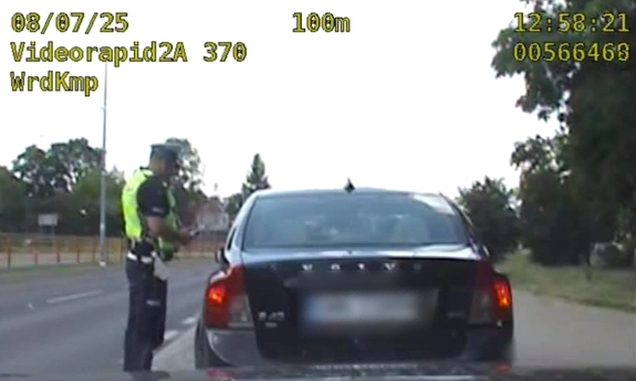 Niebezpieczny manewr na przejściu dla pieszych