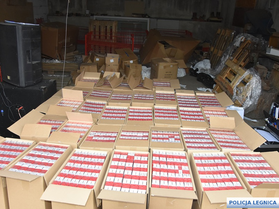 Zabezpieczone ponad 370 tys. szt. nielegalnych papierosów - uderzenie legnickich policjantów w przestępczość akcyzową