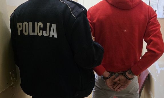Poszukiwany dwoma listami gończymi miał przy sobie narkotyki – wpadł w ręce kietrzańskich policjantów
