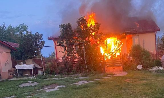 Policjanci pomogli wynieść 96-latkę z płonącego domu