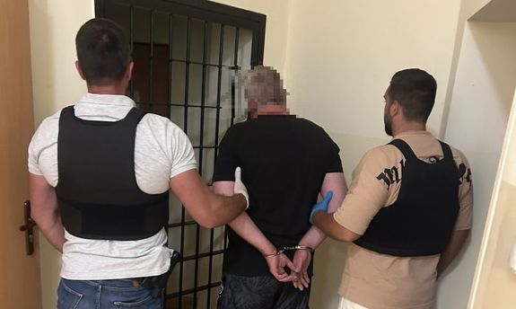 Chojniccy policjanci, przy wsparciu funkcjonariuszy KWP i SPKP Gdańsk, zatrzymali 43-latka - zabezpieczono przedmioty przypominające broń