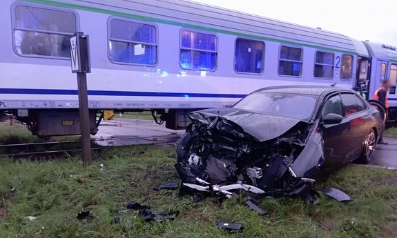 BMW wjechało w rozpędzony pociąg. Kierowca i pasażerka cudem uniknęli obrażeń