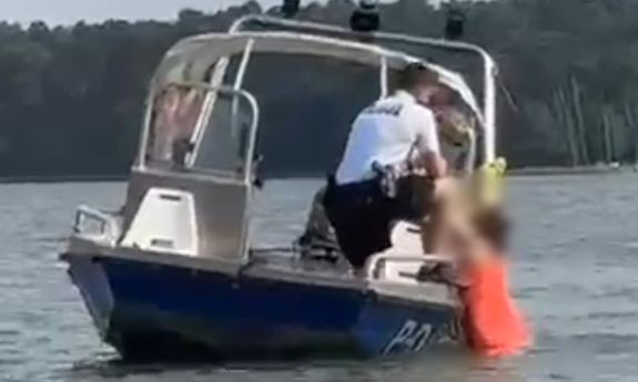 Policjanci uratowali 39-latkę. Kobieta mogła utonąć