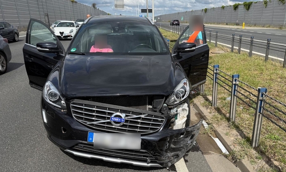 Mokotowscy policjanci pomogli uczestnikom zdarzenia drogowego na trasie S8