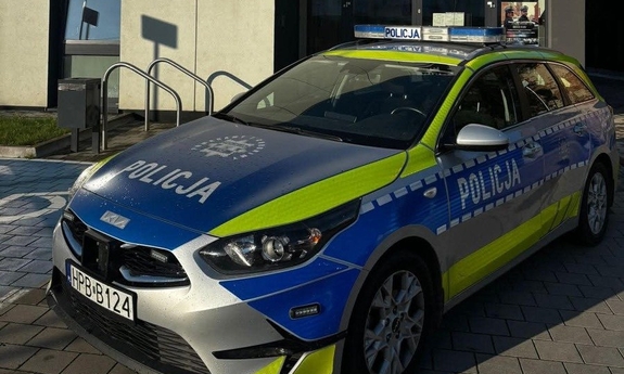 Policjant i przechodnie pomogli kobiecie, która upadła na chodniku