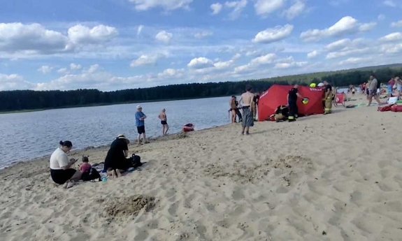 Szybka reakcja policjantów po służbie. 16-latek wyciągnięty spod wody