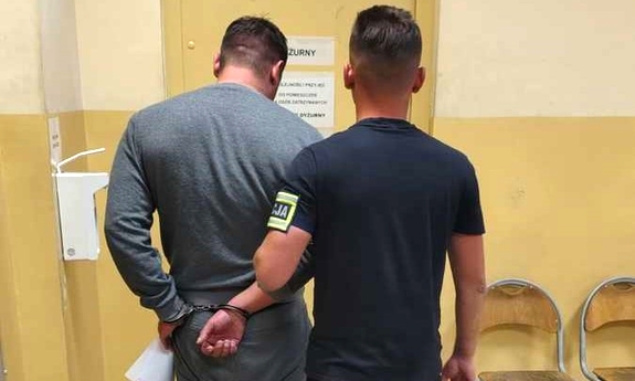 Czterech pseudokibiców z zarzutami handlu narkotykami. Policjanci zabezpieczyli prawie 3,5 kilograma środków odurzających oraz 65 kg krajanki tytoniowej