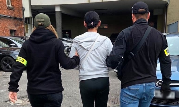 Policjanci namierzyli i zatrzymali poszukiwane oszustki – dwie kobiety ukrywały się we Władysławowie