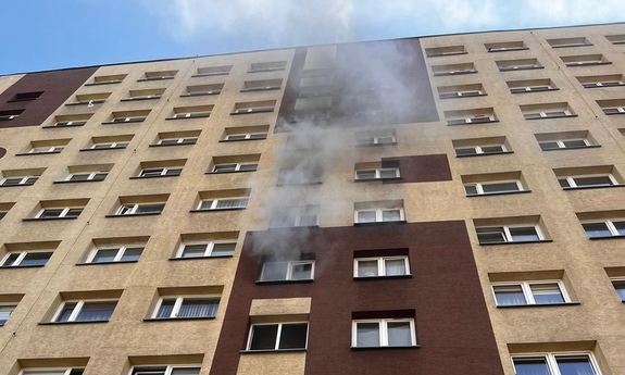 Policjanci ewakuowali mieszkańców zadymionych mieszkań