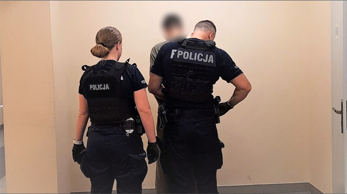 Policjanci kolejny raz udaremnili próbę oszustwa metodą „na wypadek”. Zatrzymali „odbieraka” i odzyskali skradzioną seniorce gotówkę