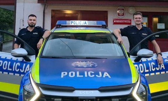 #PomagamyiChronimy. Policjanci z Czchowa uratowali mężczyzn z pożaru