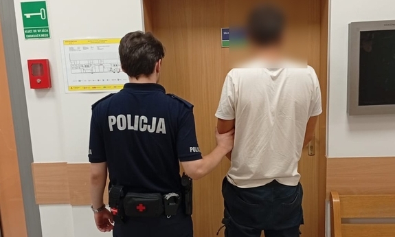 Policjanci zatrzymali 19-letniego "kuriera" przewożącego nielegalnych migrantów