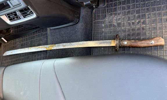 Zaatakował policjanta mieczem samurajskim podczas zatrzymania w związku z podpaleniem pojazdu