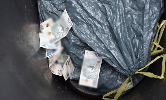 Młoda kobieta ukradła pieniądze 74-latce - została zatrzymana przez czujnego sąsiada