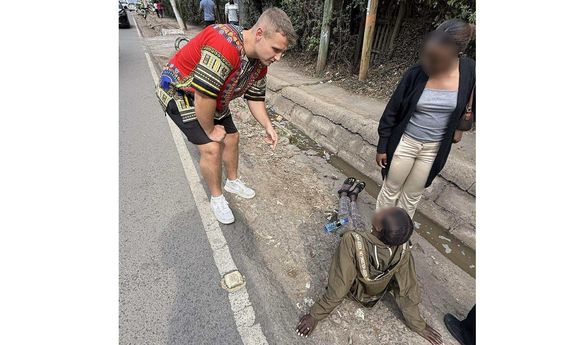 Policjanci z Bydgoszczy będąc na urlopie pomogli nieprzytomnej kobiecie w Kenii