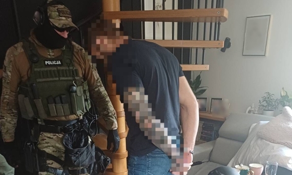 Trzy osoby zatrzymane m.in. za posiadanie znacznych ilości substancji odurzających i utrudnianie postępowania karnego