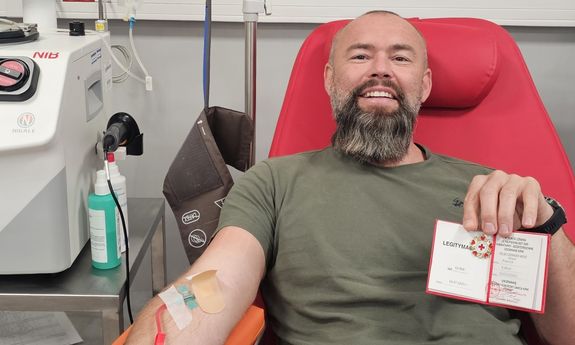 „Zasłużony honorowy dawca krwi” - wschowski policjant pomaganie ma „we krwi”