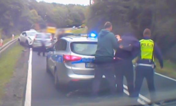 Wykorzystał korytarz życia do ucieczki, a później uderzył w radiowóz i inny pojazd - 41-latek bez uprawnień i z narkotykami