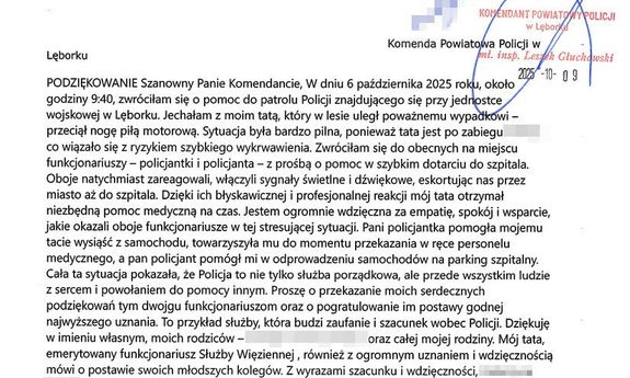 Policjanci z lęborskiej drogówki eskortowali do szpitala samochód z mężczyzną, który zranił się piłą motorową