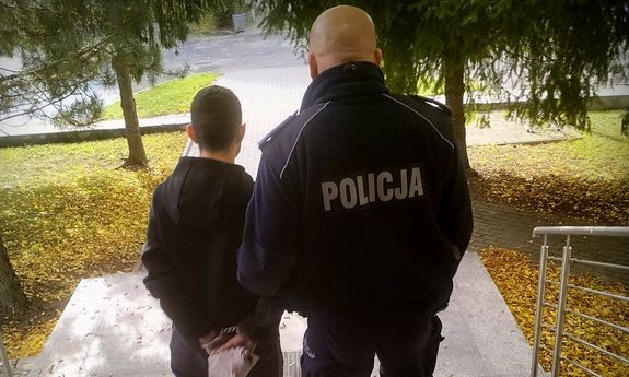 Napadł na kuriera, już jest za kratami