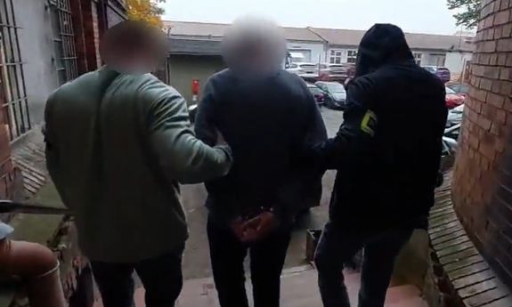 Zatrzymania i zarzuty w sprawach oszustw. 70-latek stracił 1,2 mln zł, a 95-latka przed stratą uchronili policjanci