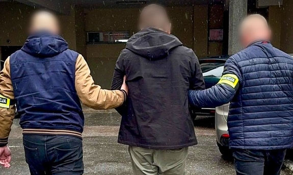 Policjanci zatrzymali 3 osoby podejrzane o wyłudzenie środków z Funduszu Sprawiedliwości oraz Europejskiego Funduszu Społecznego